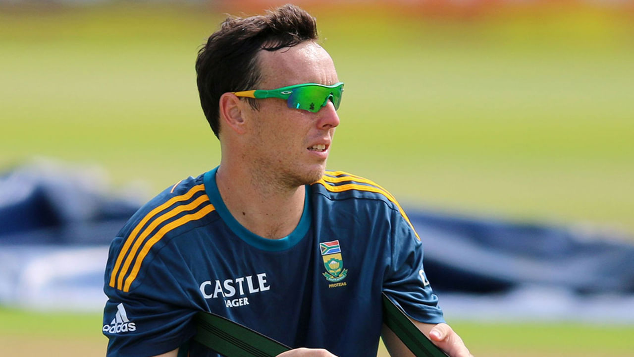 4. కైల్ అబాట్ (దక్షిణాఫ్రికా): 2015లో జోహన్నెస్బర్గ్లో వెస్టిండీస్పై కైల్ అబాట్ 4 ఓవర్లలో 68 పరుగులు ఇచ్చాడు. అతను ఒక వికెట్ తీయగలిగాడు. కానీ, అది ఇప్పటికీ దక్షిణాఫ్రికా పేసర్కు కఠినమైన విహారయాత్రగా మారింది.