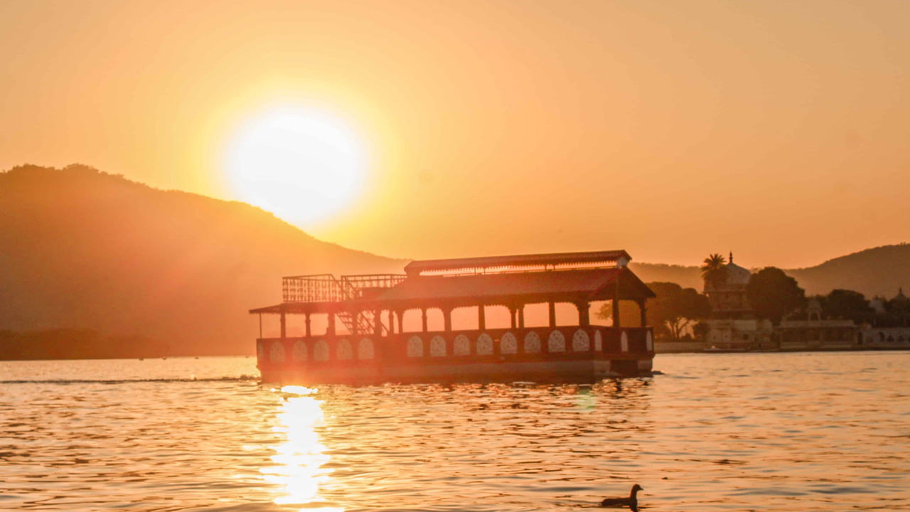 సూర్యోదయం సమయంలో పిచోలా సరస్సు: తెల్లవారుజామున, సరస్సు నుంచి ప్రతిబింబించే సూర్యుని బంగారు కిరణాలు సిటీ ప్యాలెస్, సమీపంలోని కొండల ప్రకృతి మంత్రముగ్దులను చేస్తుంది. ఇక్కడ అద్భుతమైన సౌందర్యాన్ని గుర్తుగా మలచుకోవాలంటే ఫోటోగ్రఫీ సెషన్‌ను పెట్టుకోవచ్చు. ఫెర్రీ రైడ్ చేయడం వల్ల ప్రత్యేకమైన ఫోటోలు లభిస్తాయి. జగ్ మందిర్, తాజ్ లేక్ ప్యాలెస్ కూడా తీరం నుంచి చూడవచ్చు.