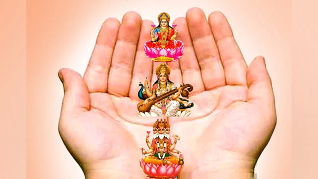 అరచేతుల దర్శనం: ఉదయం నిద్రలేవగానే ముందుగా మీ అరచేతులను చూడాలి. అరచేతులను చూసిన తర్వాత "కరాగ్రే వసతే లక్ష్మీ: కరమధ్యే సరస్వతీ. కరమూలే స్థితో బ్రహ్మా ప్రభాతే కరదర్శనం" అనే మంత్రాన్ని జపించాలి. అరచేతులలో లక్ష్మీదేవి, సరస్వతి దేవి ,బ్రహ్మ దేవుడు నివసిస్తారని నమ్ముతారు.
