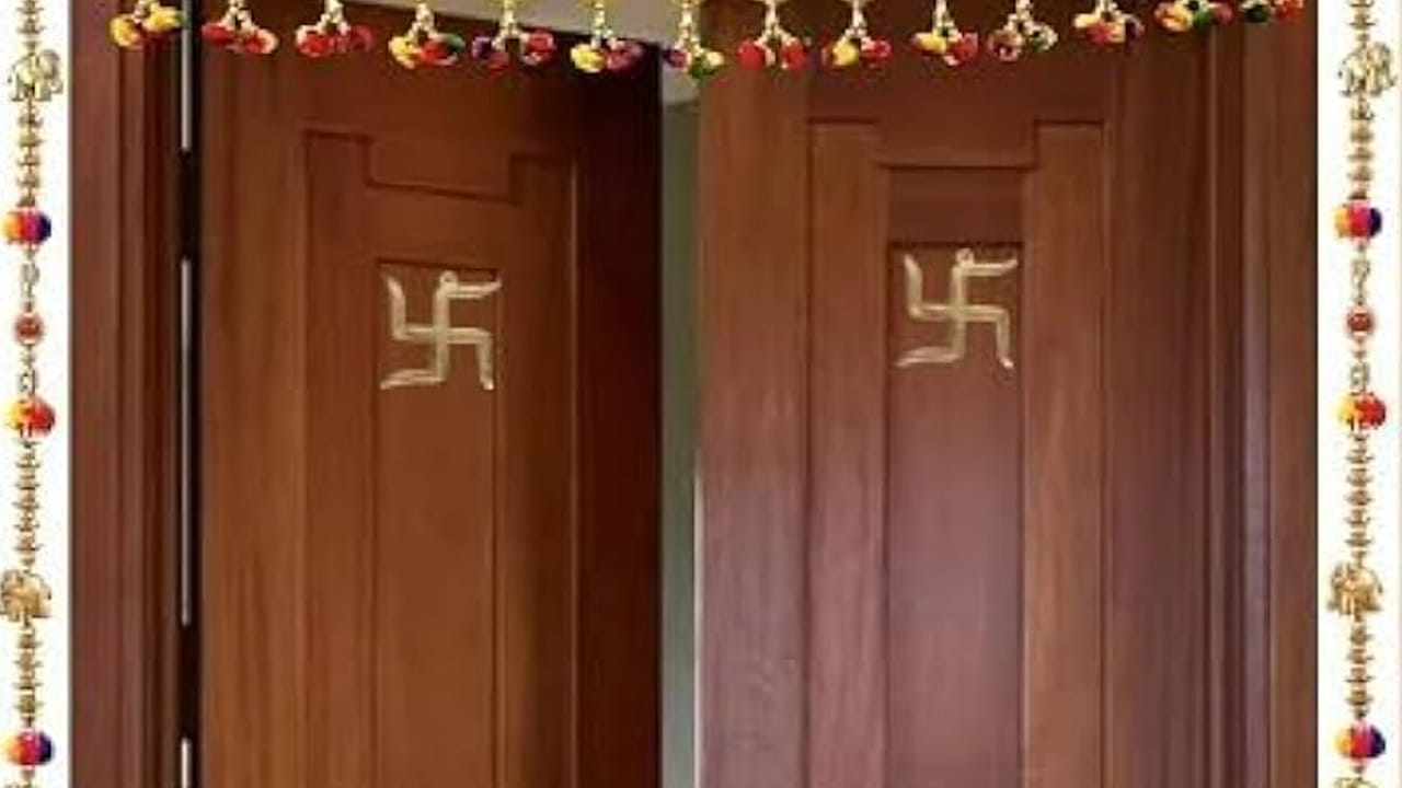 ప్రధాన ద్వారం వద్ద నీటి పాత్ర : ఇంటి ప్రధాన ద్వారం దగ్గర రాగి పాత్రలో నీరు పోసి పెట్టండి. అందులో ఎరుపు రంగు పువ్వులు వేయడం వలన లక్ష్మీదేవి ప్రసన్నం అవుతుందని నమ్ముతారు. 
