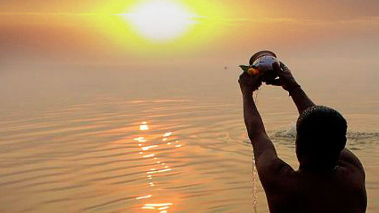 
సూర్యుడికి అర్ఘ్యం సమర్పించడం: ఉదయం లేచి స్నానం చేసిన తర్వాత రాగి పాత్రలో సింధూరం, పువ్వులు, అక్షతం వేసి సూర్యుడికి అర్ఘ్యం అర్పించాలి. అలాగే  "ఓం సూర్యాయ నమః, ఓం భనవే నమః, ఓం ఖగాయ నమః" అనే మంత్రాన్ని జపించాలి.