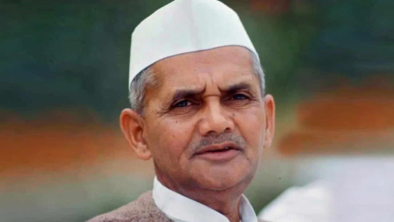 లాల్ బహదూర్ శాస్త్రి దేశానికి మూడవ ప్రధానమంత్రిగా బాధ్యతలు నిర్వహించారు. ప్రయాగ్‌రాజ్ నుంచి లోక్‌సభ ఎన్నికల్లో రెండుసార్లు గెలిచారు. ఆయన 1964 నుండి 1966 వరకు భారత ప్రధానమంత్రిగా పనిచేశారు. గతంలో ఆయన 1961 నుండి 1963 వరకు హోంమంత్రిగా పనిచేశారు.