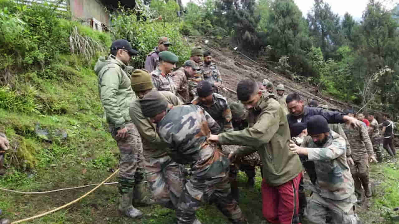 మిలిటరీ శిబిరంపై విరిగిపడిన కొండ చరియలు.. ముగ్గురు మృతి..మరో ఆరుగురు..