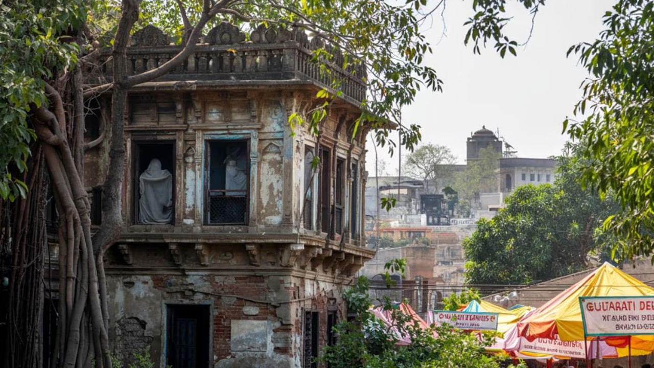 లా గార్డెన్ ఇన్ఫెక్టెడ్ మేనర్: లా గార్డెన్ ఉత్సాహభరితమైన వాతావరణం, ప్రసిద్ధ నైట్ బజార్ కారణంగా పర్యాటకులు, నివాసితులు ఇద్దరికీ ఒక ప్రధాన ప్రదేశం. అయితే తోటలోని ఒక శిథిలమైన పాత హవేలీ ఉంది. ఇది అనేక దెయ్యాల కథలకు చర్చనీయాంశమైంది. చాలా కాలం క్రితం ఒక ధనిక కుటుంబం హవేలీలో నివసించారని, కానీ వారి మరణం తర్వాత  విషాదకరమగా మారిందని స్థానికులు చెబుతున్నారు. తరచుగా గుసగుసలు, అడుగుజాడలు, నీడల బొమ్మలతో ఆ కుటుంబ ఆత్మలు నేటికీ ఇక్కడ ఉన్నాయి. హవేలీ ఇప్పుడు ప్రజలకు మూసివేయబడినప్పటికీ, ఈ వింత అనుభూతి చాలా మంది పారానార్మల్ ఔత్సాహికులను ఆకర్షిస్తుంది.