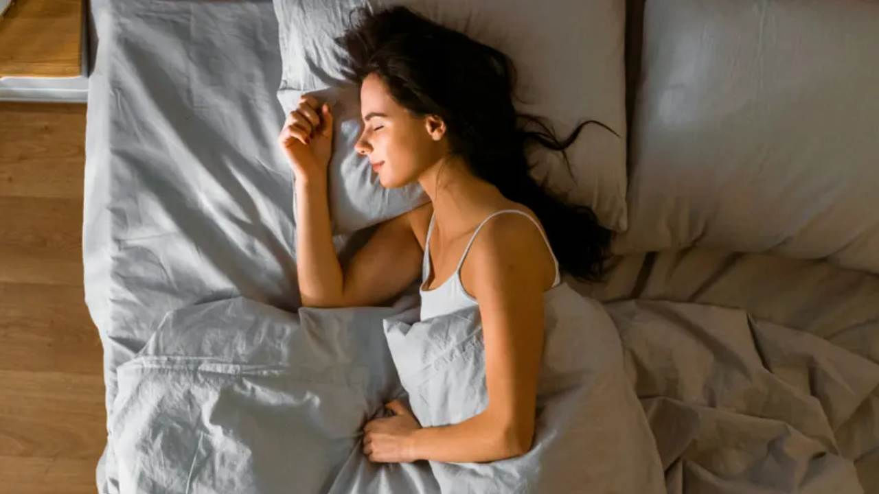 ఇదే కాకుండా సాయంత్రం సూర్యాస్తమయం అవుతున్న సమయంలో అస్సలే నిద్రపోకూడదు. ఇది అశుభం అంటుంటారు పెద్దవారు. అయితే  సూర్యాస్తమయం తర్వాత నిద్రపోవడం వల్ల ఆర్థిక పురోగతి ఆగిపోతుంది. దీని కారణంగా, సంపద, శ్రేయస్సు , ఐశ్వర్యానికి దేవత అయిన లక్ష్మీ దేవి ఇంట్లో నుంచి వెళ్లిపోతుంది. అందుకే ఈ సమయంలో నిద్రపోకూడదు అంటున్నారు పండితులు.  