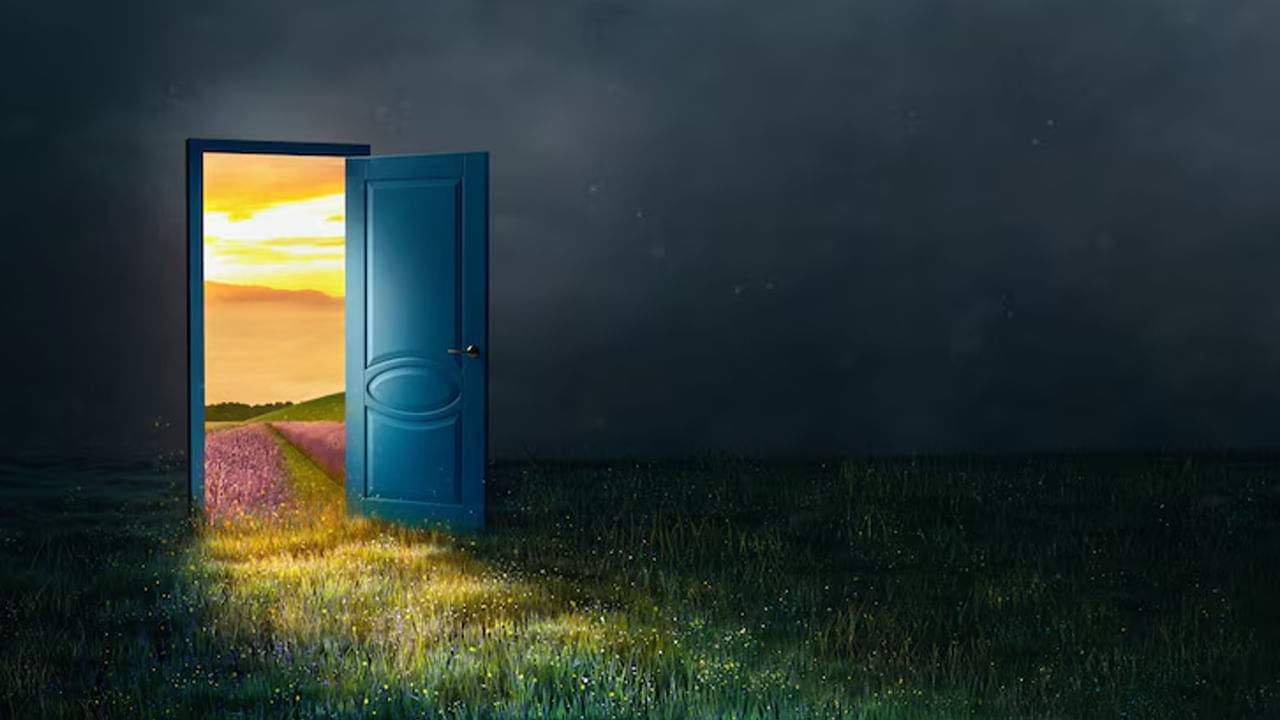 చాలా వరకు ప్రతి ఇంట్లోని పెద్ద వారు. చీకటి పడింది, సంధ్యావేళ ప్రారంభమైంది ఈ సమయంలో అస్సలే ఇంటి ప్రధాన ద్వారం మూయకూడదు అని చెప్తారు. అయితే జ్యోతిస్య శాస్త్రం ప్రకారం చీకటి పని తర్వాత తలుపులు మూయడం మంచిది కాదంట. ఎందుకంటే? సంధ్యా సమయంలో లక్ష్మీ దేవి సంచరిస్తుందంట. అలాంటి సమయంలో, మనం ఇంటి ప్రధాన ద్వారం మూసివేస్తే, లక్ష్మీదేవి కోపంగా తిరిగి వెళ్లిపోతుందంట. అందుకే సాయంత్ర ఎప్పుడూ కూడా తలుపులు మూయకూడదంట. 