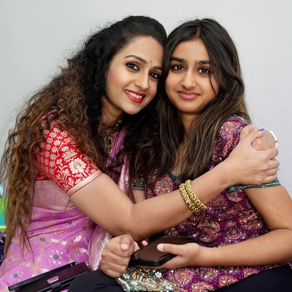 తెలుగు సినీప్రియులకు ప్రత్యేకంగా పరిచయం అవసరంలేని పేరు లయ. అందం, అభినయంతో ఇండస్ట్రీలో సత్తా చాటిన అచ్చ తెలుగమ్మాయి. ఆనతికాలంలోనే తనకంటూ మంచి గుర్తింపు తెచ్చుకుంది. సహజమైన యాక్టింగ్... చక్కని చిరునవ్వుతో జనాల హృదయాలను గెలుచుకుంది. భద్రం కొడుకో సినిమాతో బాలనటిగా సినీరంగంలోకి అడుగుపెట్టిన లయ.. ఆ తర్వాత హీరో వేణు తొట్టెంపూడి నటించిన స్వయంవరం సినిమాతో హీరోయిన్ గా వెండితెరకు పరిచయమైంది. 