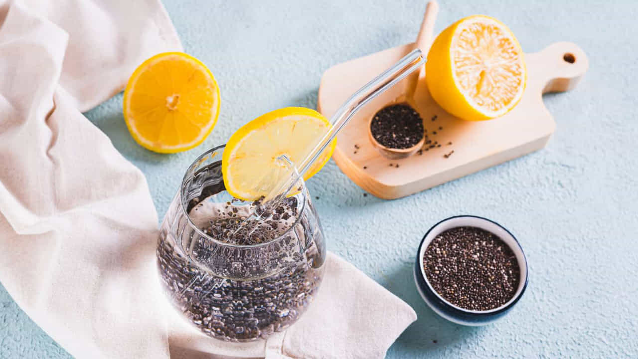 చియా సీడ్స్, నిమ్మరసం యాడ్ చేసిన నీటిని తీసుకోవటం వల్ల చర్మ ఆరోగ్యానికి మేలు చేస్తుంది. నిమ్మరసంతో చియా విత్తనాలను కలపడం వల్ల చర్మ ఆరోగ్యం మెరుగుపడుతుంది. చర్మం శక్తివంతంగా కాంతివంతంగా మారుతుంది. ఫలితంగా యవ్వనంగా కనిపిస్తారు.