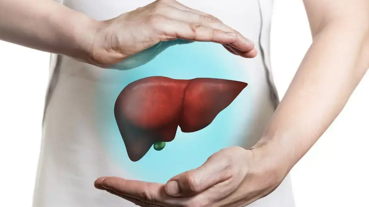 మానవ శరీరంలో కాలేయం ముఖ్యమైన అవయవం. అంతే కాకుండా ఇది శరీరంలో కీలకపాత్ర పోషిస్తుంది. కొవ్వులను విచ్ఛిన్నం చేసి, చెడు బ్యాక్టీరియాను బయటకు పంపిస్తుంది. అయితే ప్రస్తుతం చాలా మంది కాలేయ వ్యాధి బారినపడి చాలా సమస్యలు ఎదుర్కొంటున్నారు. అంతే కాకుండా ఈ వ్యాధి కూడా త్వరగా లక్షణాలు చూపెట్టకపోవడంతో చాలా మందికి ఇది తీవ్రమైన సమస్యగా మారిపోతుంది. అందుకే కాలేయ ఆరోగ్యం విషయంలో చాలా జాగ్రత్తలు తీసుకోవాలని చెప్తుంటారు.