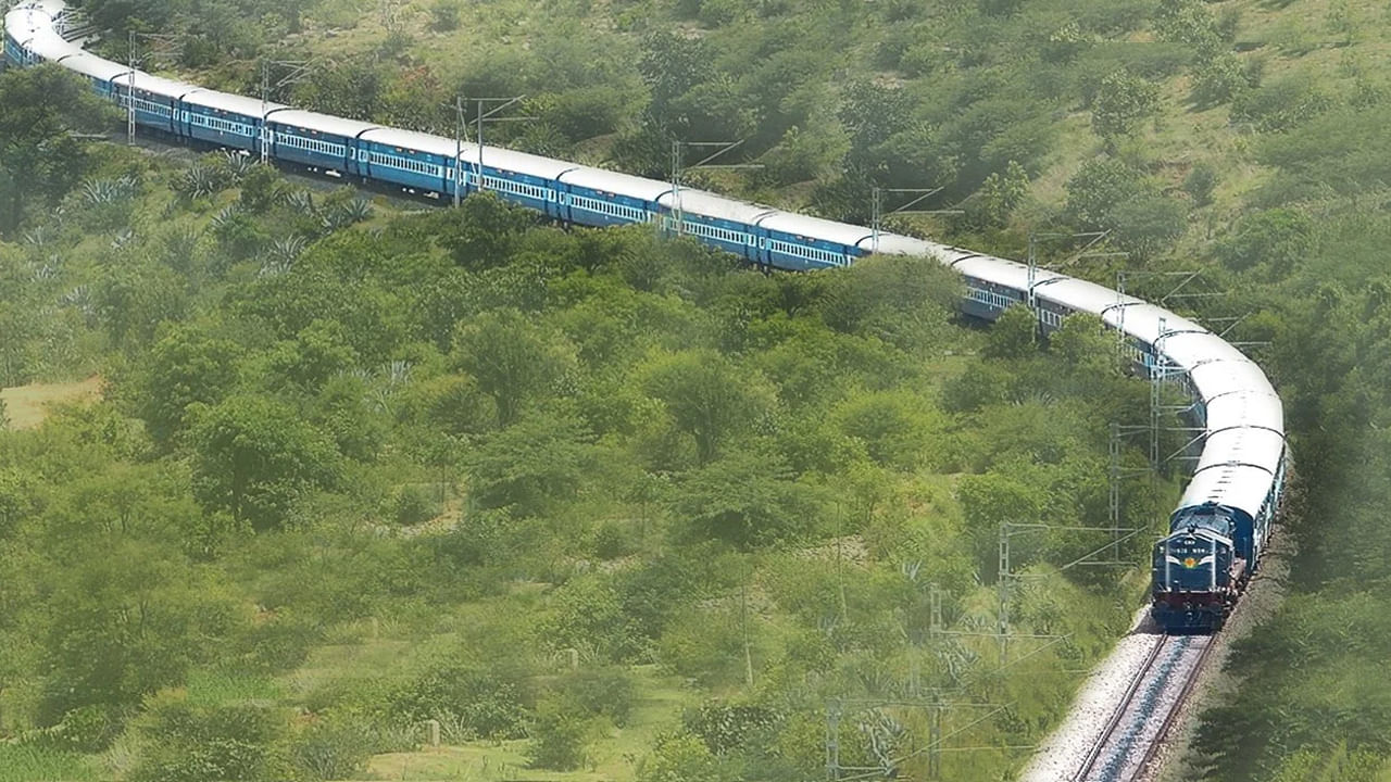 ఓరీ దేవుడో... ఇదేం రైలుబండిరా సామీ.. ఇందులో ప్రయాణికులు కూర్చొనే అలిసిపోతారట..!