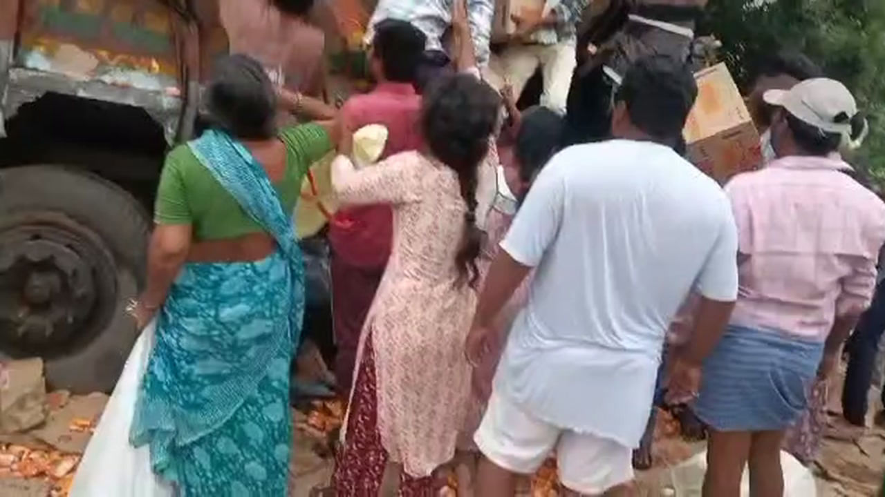 Telangana: సంతూర్ సబ్బుల లోడ్‌తో వెళ్తోన్న లారీకి యాక్సిడెంట్ - డ్రైవర్ మృతి - అయినా పట్టించుకోకుండా