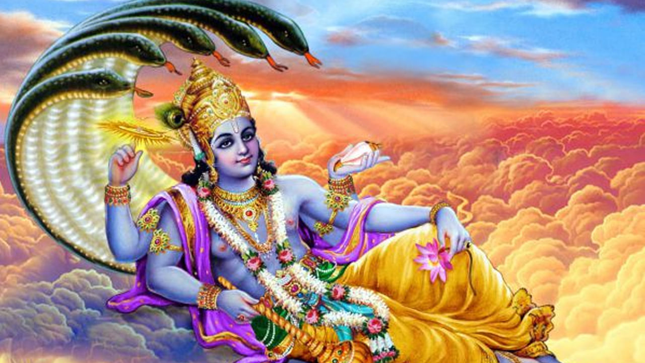 గురువారం రోజున విష్ణు చాలీసా, విష్ణు సహస్త్రనామం పఠిస్తే మీ కుటుంబ సభ్యులకు శ్రీ మహా విష్ణువు ఆశీర్వాదం లభించి జీవితంలో పురోగతి సాధిస్తారు. గురువారం ఉదయం స్నానం చేసిన గంగాజలంతో పూజగదిని శుభ్రం చేసి ఆచారాల ప్రకారం విష్ణువును పూజించాలి. ఆ తర్వాత విష్ణు కథ చదవాలి. కుశ ఆసనంపై కూర్చొని మాత్రమే విష్ణు చాలీసా, విష్ణు సహస్త్రనామం చదవాలి.