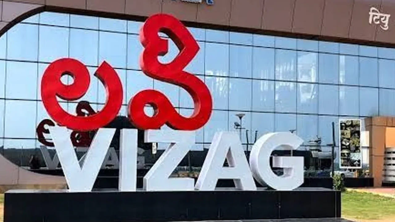 260 B.C. - 230 B.C.: మౌర్య సామ్రాజ్యం :  క్రీస్తుపూర్వం 261లో కళింగులను ఓడించిన తర్వాత అశోకుడు రాజ్యాన్ని స్వాధీనం చేసుకున్నాడు. అశోకుడు ఈ యుద్ధంలో చూసిన హత్యలు, బాధలకు తీవ్రంగా ప్రభావితమయ్యాడు, అతను బౌద్ధమతం స్వీకరించి అహింసా మార్గాన్ని తీసుకున్నాడు. మరీ ముఖ్యంగా, అతని రాజకీయ, దేశీయ విధానాలు తక్కువ తీవ్రంగా, మరింత కలుపుకొని పోయాయి. బావికొండ, పావురాల్లుకొండ (విశాఖపట్నం నగరానికి వరుసగా 15 కి.మీ, 25 కి.మీ) బౌద్ధ విహారాల త్రవ్వకాల్లో ఇవి భారతదేశంలో బౌద్ధమతం బలపడుతున్నప్పుడు క్రీస్తుపూర్వం 3వ శతాబ్దంలో స్థాపించబడినట్లు చూపుతున్నాయి.