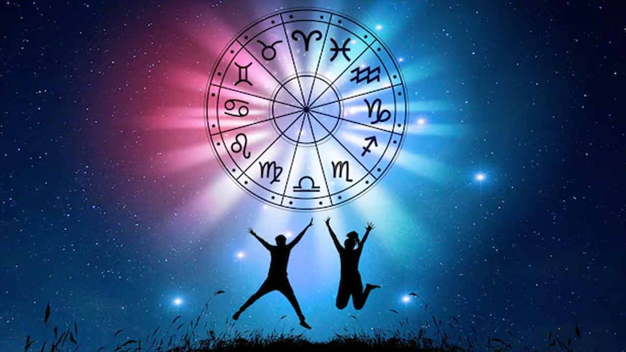 ప్రేమ అనేది రెండు అక్షరాలే. కానీ ఇది ఇద్దరి వ్యక్తుల జీవితానికి సంబంధించింది. ప్రేమించడం, ప్రేమించబడటం రెండూ కూడా గొప్పనే. అయితే కొందరు కొంత మందిని ఎంతో ఎక్కువగా ప్రేమిస్తారు, కానీ వారు ప్రేమించే వారు మాత్రం తమపై అంత ప్రేమను చూపెట్టరు. అయితే జ్యోతిష్య శాస్త్రం ప్రకారం కొన్ని రాశుల వారు ప్రేమించినా వ్యర్థమేనంట. ఎందుకంటే? వారి ప్రేమలో ఎంత నిజాయితీ ఉన్నప్పటికీ వారు ఎప్పుడూ ఆ ప్రేమకోసం పోరాటం చేయక తప్పదంట. అంతే కాకుండా, వారు నిత్యం ఏదో ఒక విషయంలో తిప్పలు పడుతూనే ఉంటారంట. కాగా, వారు ఎవరో ఇప్పుడు మనం తెలుసుకుందాం.