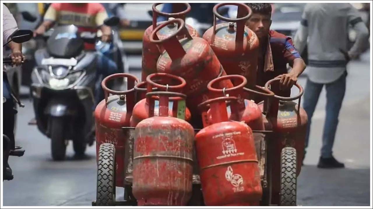 Gas Cylinders: గ్యాస్ సిలిండర్ ధరలు భారీగా పెరగనున్నాయా..? కారణం ఏంటో తెలుసా..? Gas Cylinders: గ్యాస్ సిలిండర్ ధరలు భారీగా పెరగనున్నాయా..? కారణం ఏంటో తెలుసా..?