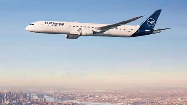 జర్మనీ నుంచి హైదరాబాద్కు వస్తున్న విమానం.. సడన్గా వెనక్కి.. ఏం జరిగిందంటే..