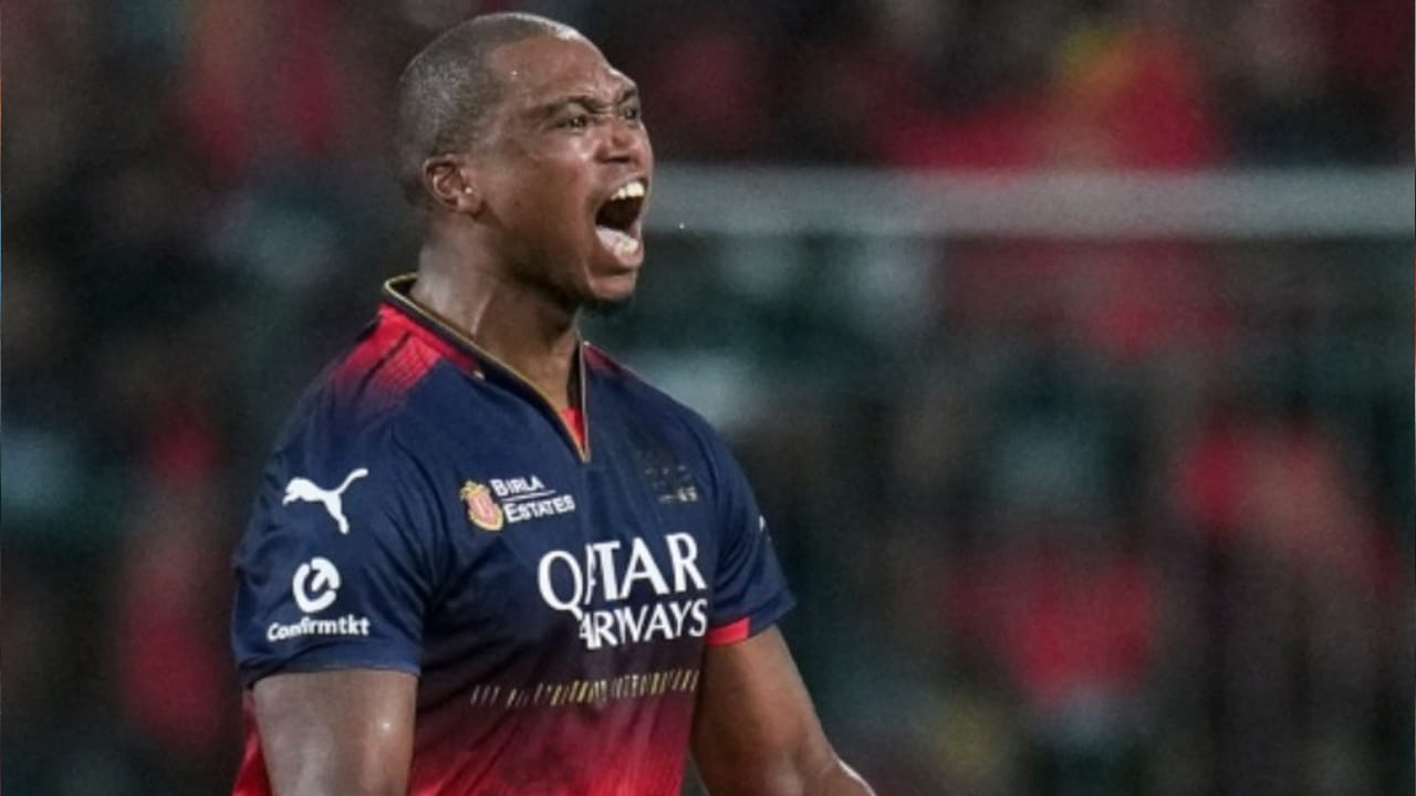 లుంగీ న్గిడి: ఈ జాబితాలో రెండవ పేరు దక్షిణాఫ్రికా ఫాస్ట్ బౌలర్ లుంగీ న్గిడి కావచ్చు. మెగా వేలంలో ఆర్‌సిబి లుంగీ న్గిడిని రూ. 1 కోటికి కొనుగోలు చేసింది. కానీ, ఐపిఎల్ 2025 లో అతనికి కేవలం 2 మ్యాచ్‌లు మాత్రమే ఆడే అవకాశం లభించింది. అందులో అతను కేవలం 2 వికెట్లు మాత్రమే తీసుకున్నాడు. ఇటువంటి పరిస్థితిలో, ఆర్‌సిబి వచ్చే సీజన్‌లో లుంగీ న్గిడి కంటే మెరుగైన ఎంపికను కనుగొనాలనుకోవచ్చు.