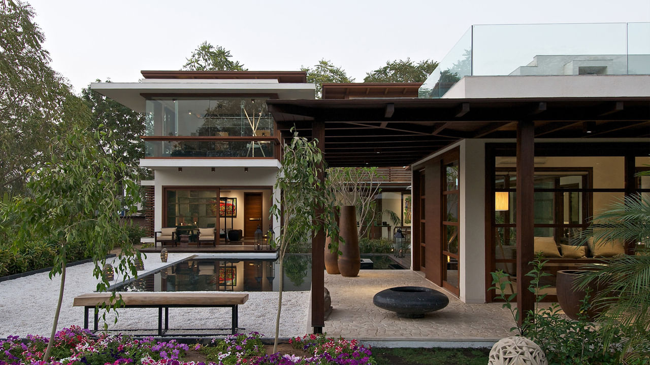 మీరు కొనాలనుకునే ఇంటి ఫినిషింగ్, కిచెన్-బాత్రూమ్ ఫిట్టింగ్లు, టైల్స్, పెయింటింగ్ వంటి విషయాలపై శ్రద్ధ తీసుకోండి. వాటిలో ఏదైనా లోపం వాటిని డెవలపర్కు చెప్పడం ద్వారా ఈ సమస్యలను పరిష్కరించవచ్చు. నిర్మాణ నాణ్యతను అంచనా వేయడానికి మీరు స్ట్రక్చరల్ ఇంజనీర్ సహాయాన్ని పొందవచ్చు. వారు నిర్మాణ నాణ్యతను అంచనా వేయడానికి బిల్డింగ్ లేఅవుట్, డిజైన్, నిర్మాణ సామగ్రిని పరిశీలిస్తారు. వారి సూచనలు తీసుకోవచ్చు.