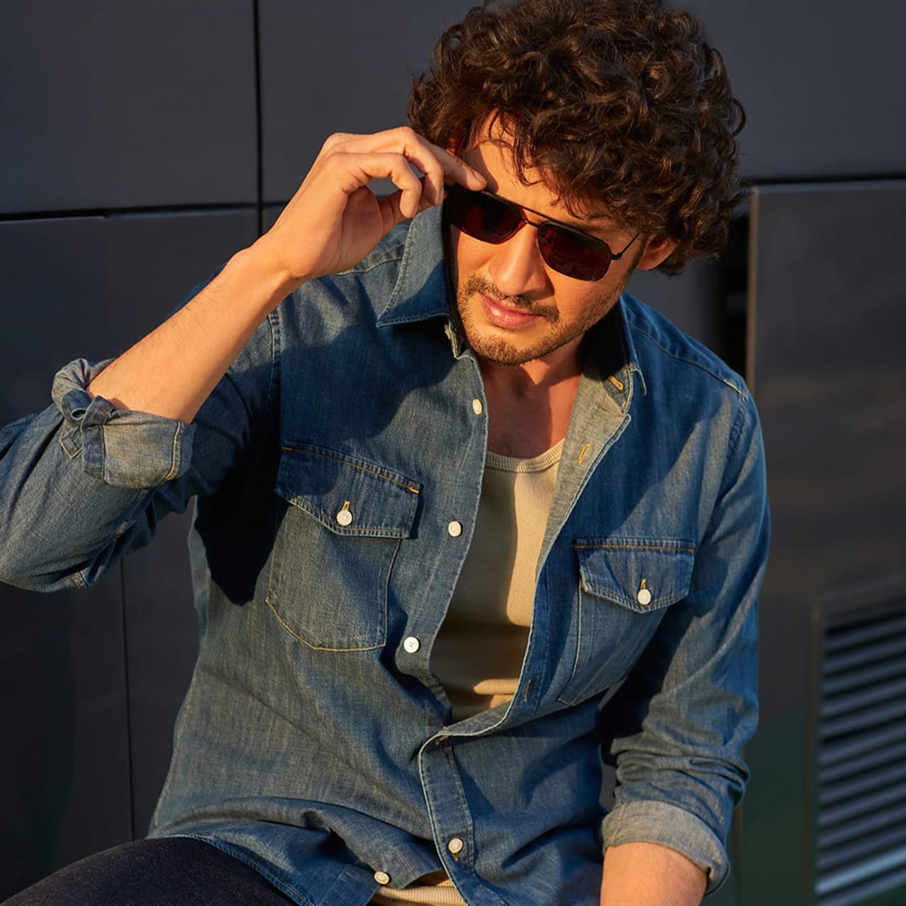 ప్రస్తుతం డైరెక్టర్ రాజమౌళి దర్శకత్వం వహిస్తున్న SSMB29 ప్రాజెక్టులో నటిస్తున్నారు సూపర్ స్టార్ మహేష్ బాబు. ఈ సినిమా కోసం కొన్ని నెలలుగా స్పెషల్ ట్రైనింగ్ తీసుకున్నాడు. అలాగే ఇందులో సరికొత్త లుక్ లో కనిపించనున్నారు. ఈ చిత్రంలో మహేష్ జోడిగా ప్రియాంక చోప్రా కనిపించనున్న సంగతి తెలిసిందే.