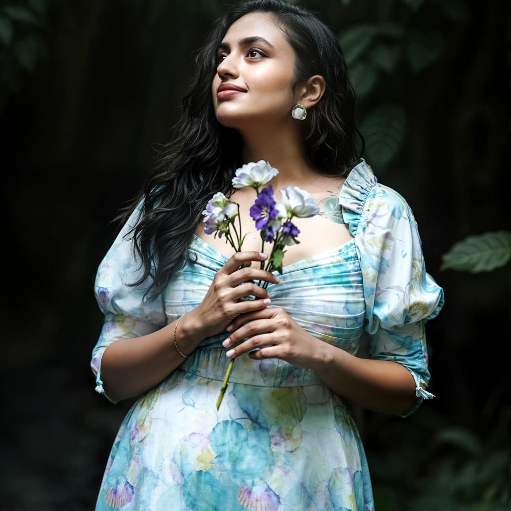 ఓ ఇంటర్వ్యూలో ఇంటెన్స్ సీన్స్ లో నటించడం పై స్పందిస్తూ.. ఆసక్తికర కామెంట్స్ చేసింది మాళవిక. తనకు ఇంటెన్స్ సీన్స్ లో, బోల్డ్ సీన్స్ లో నటించడానికి ఎలాంటి ఇబ్బంది లేదు అని తెలిపింది. అవి కావాలని చేసేవి కాదు.. సినిమా కోసం చేసేవి. సీన్ కు తగ్గట్టుగా చేయాల్సిందే.. కాబట్టి నాకు ఎలాంటి ఇబ్బంది లేదు అని తెలిపింది మాళవిక.