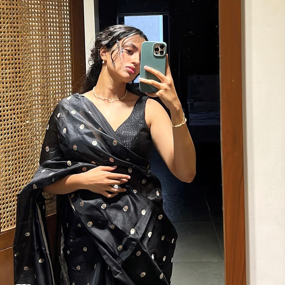 మాళవిక నాయర్.. ఈ చిన్నది టాలీవుడ్ లో మంచి క్రేజ్ సొంతం చేసుకుంది. చూడటానికి క్యూట్ గా ఉండే ఈ భామ.. తన నటనతోనూ ఆకట్టుకుంటుంది. నాని నటించిన ఎవడె సుబ్రహ్మణ్యం సినిమాతో టాలీవుడ్ కు హీరోయిన్ గా పరిచయం అయ్యింది ఈ చిన్నది. తొలి సినిమాతోనే నటనతో ఆకట్టుకుంది. ఆ సినిమాలో మాళవిక నటనకు మంచి మార్కులు పడ్డాయి.