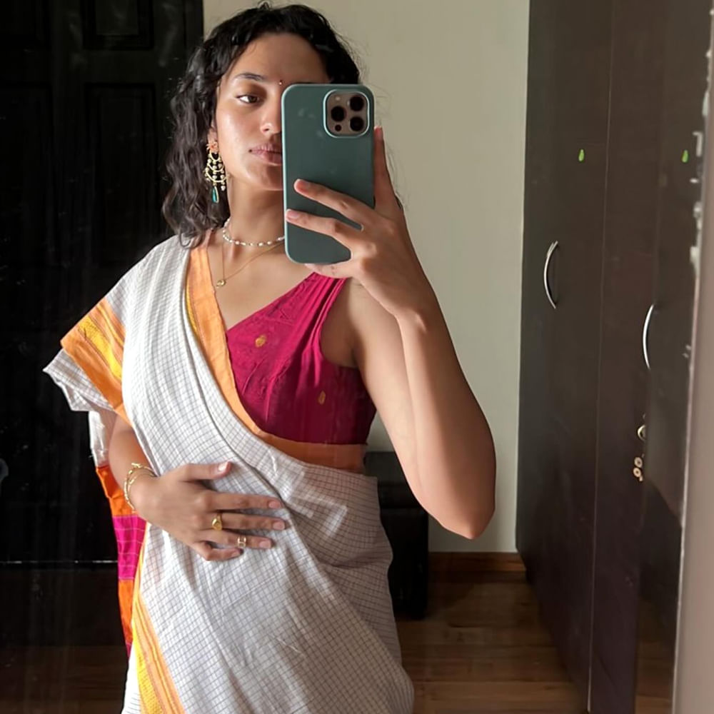 ఇక ఈ అమ్మడు సోషల్ మీడియాలో చాలా యాక్టివ్ గా ఉంటుంది. రెగ్యులర్ గా ఫోటోలు వీడియోలు షేర్ చేస్తూ అభిమానులను ఆకట్టుకుంది.తాజాగా ఈ ముద్దుగుమ్మ షేర్ చేసిన ఫోటోలు నెట్టింట చక్కర్లు కొడుతున్నాయి. 