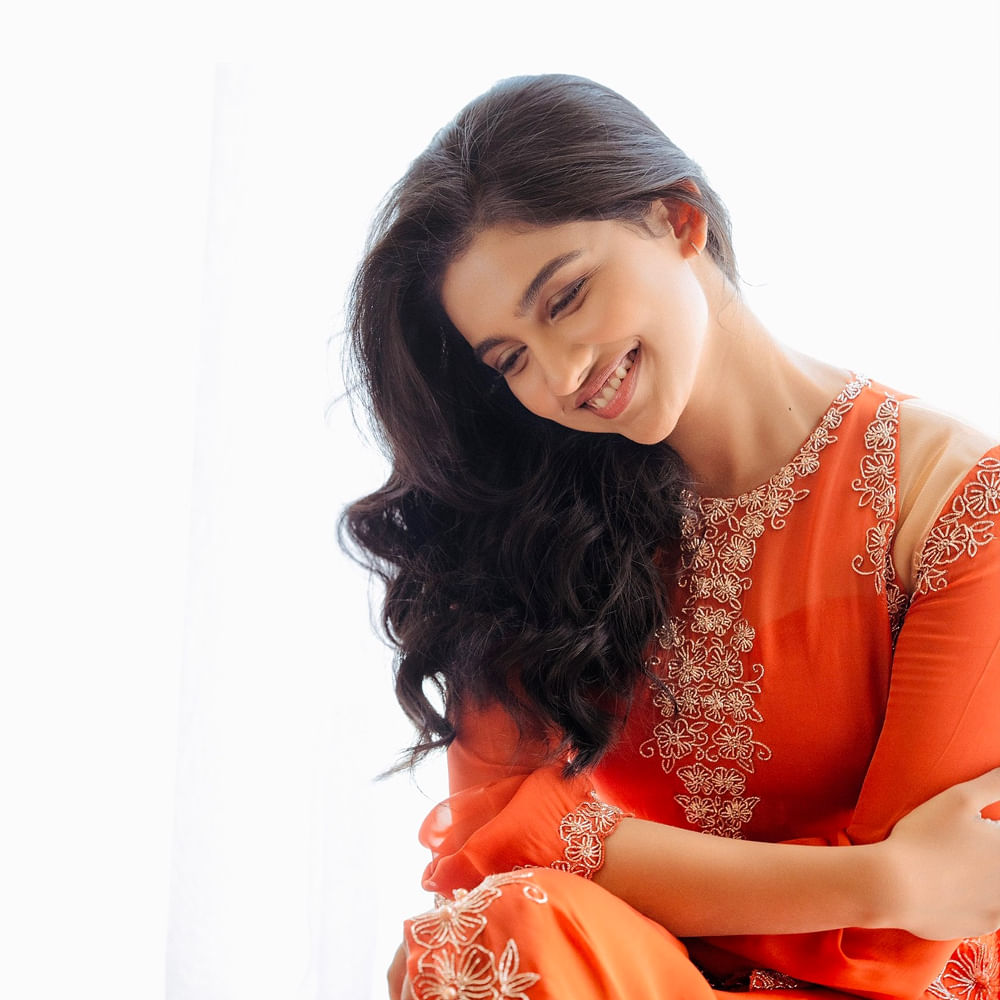 సినిమాలతో పాటు సోషల్ మీడియాలోనూ నటిస్తూ ప్రేక్షకులను ఆకట్టుకుంటుంది. యువతలో విపరీతమైన క్రేజ్ సంపాదించింది. ఆమె స్టైల్, లుక్స్ ప్రేక్షకులను విశేషంగా ఆకట్టుకుంటుంది. ఈ చిన్నదాని క్యూట్ ఫోటోలకు నెటిజన్స్ క్రేజీ కామెంట్స్ చేస్తున్నారు. 