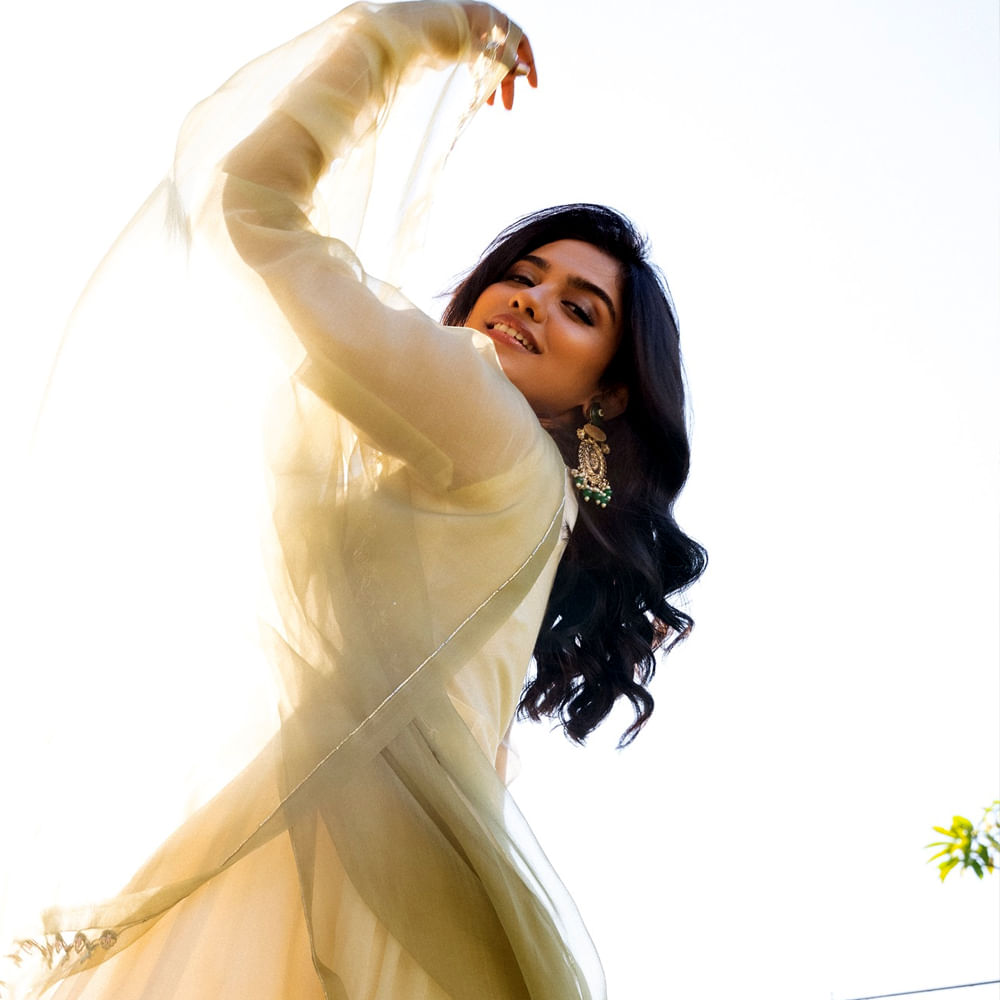 సాయి పల్లవి, నిత్యా మీనన్ తరహాలో బలమైన కథాపాత్రలు, మంచి స్క్రిప్ట్‌లతో తెలుగులో అడుగుపెట్టాలని భావిస్తోంది. ప్రస్తుతం ఆమె తమిళంలో తలపతి 69, విష్ణు విశాల్‌తో ఒక చిత్రం, ప్రదీప్ రంగనాథన్‌తో మైత్రీ మూవీ మేకర్స్ నిర్మాణంలో ఒక చిత్రం, అథర్వాతో మరో చిత్రంలో నటిస్తోంది.