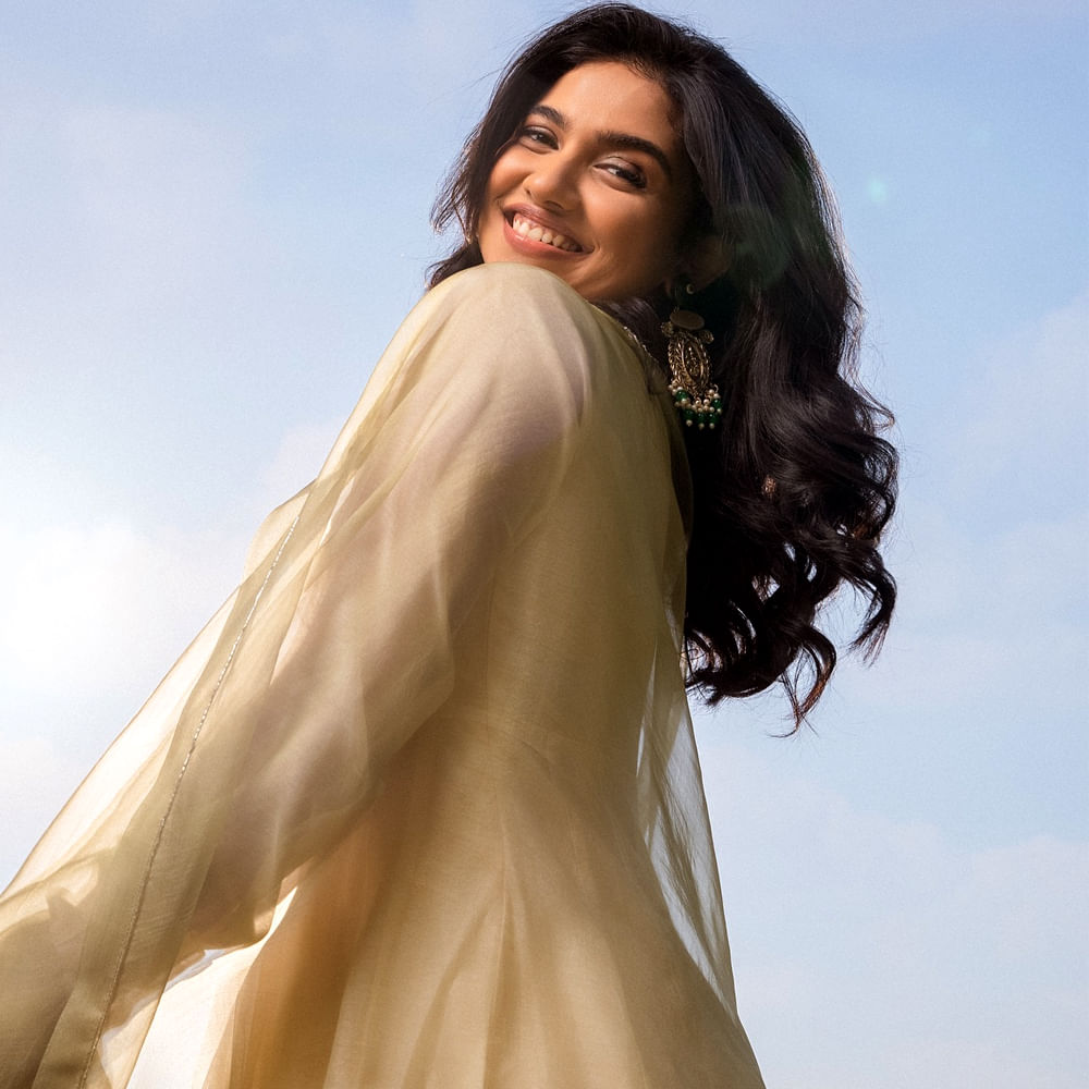 తెలుగులోనూ ఈ సినిమా మంచి విజయాన్ని అందుకుంది. దాంతో ఒక్కసారిగా ఈ చిన్నదాని క్రేజ్ డబుల్ అయ్యింది. దీంతో ఆమెకు తెలుగు నిర్మాతల నుండి ఆఫర్లు వచ్చాయి. ఇప్పటికే ఈ చిన్నదానికి క్రేజీ ఆఫర్స్ వచ్చాయని తెలుస్తుంది.