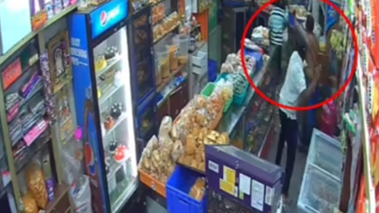 Viral Video: వేట కత్తులతో వెంటాడి వ్యక్తి దారుణ హత్య.. సీసీ కెమెరాలో షాకింగ్ దృశ్యాలు..