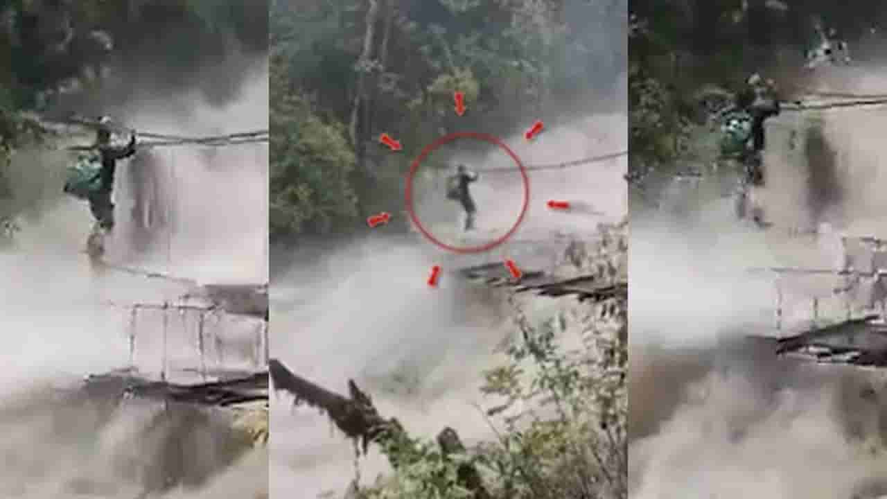 Viral Video: వరదల్లో ఈ పిచ్చి పనులు ఏంటి మాస్టారూ..! కొంచెం పట్టు జారిన బాడీ గల్లంతే..