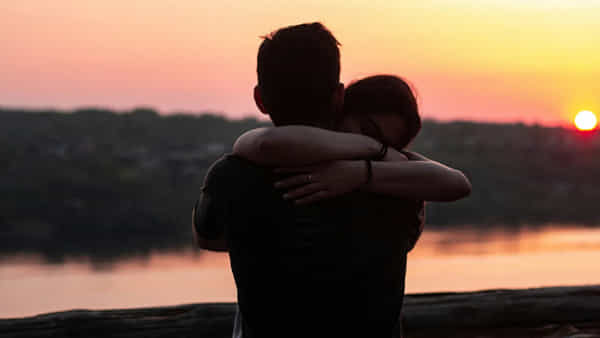 Man Mums: అమ్మాయిలను కౌగలించుకుని డబ్బులు సంపాదిస్తున్న అబ్బాయిలు.. 5 నిమిషానికి రూ. 600 ఎక్కడంటే