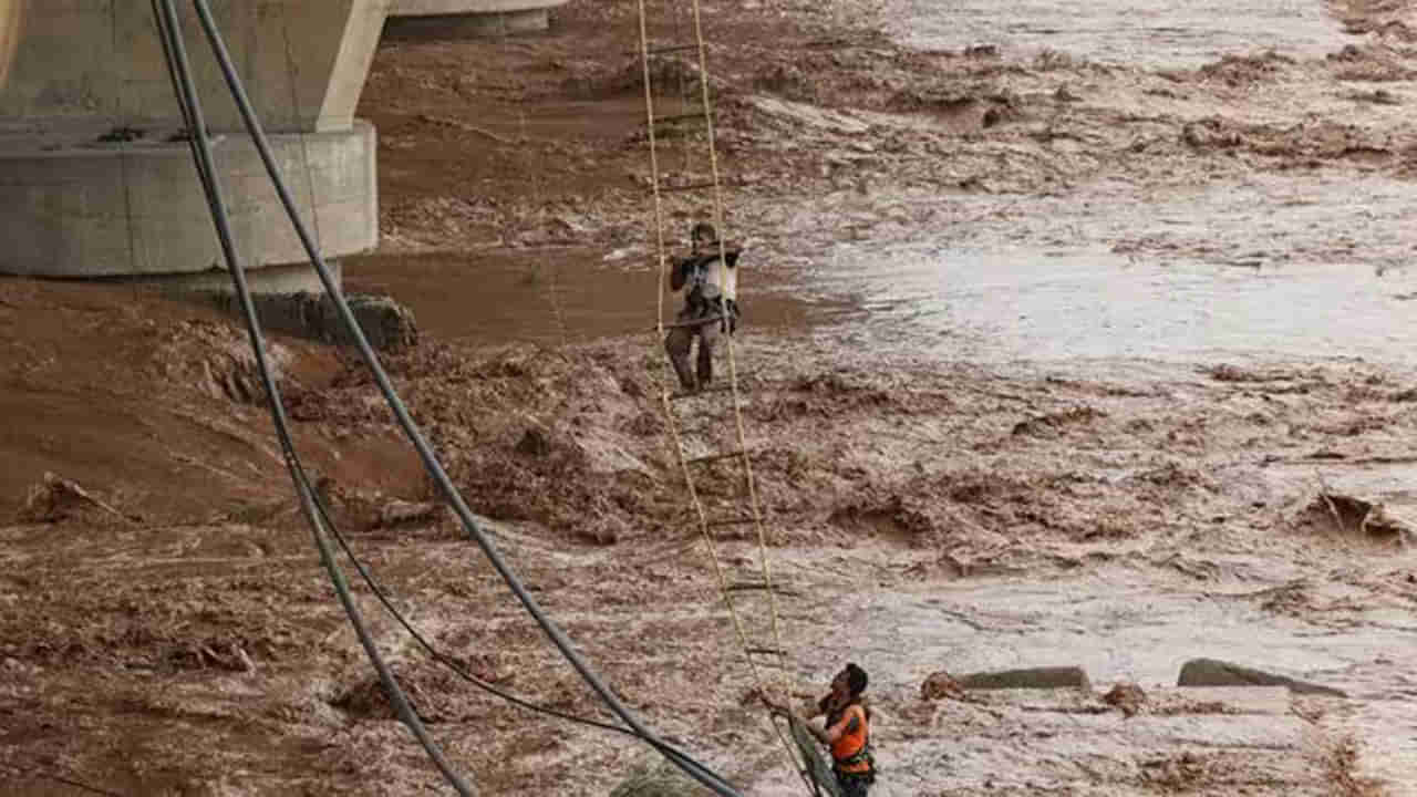 Viral Video: నది మధ్యలో వ్యక్తి.. అంతకంతకూ పెరుగుతున్న నీటి మట్టం.. షాకింగ్‌ వీడియో