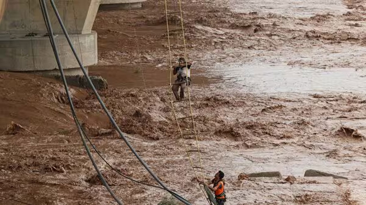 Viral Video: నది మధ్యలో వ్యక్తి.. అంతకంతకూ పెరుగుతున్న నీటి మట్టం.. షాకింగ్ వీడియో