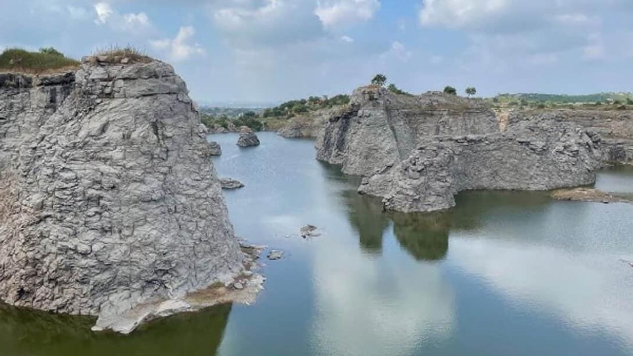 Hyderabad: సోషల్ మీడియాలో ఫేమస్ అవ్వాలనుకున్నాడు.. రీల్స్ చేసేందుకు వెళ్లి.. Hyderabad: సోషల్ మీడియాలో ఫేమస్ అవ్వాలనుకున్నాడు.. రీల్స్ చేసేందుకు వెళ్లి..
