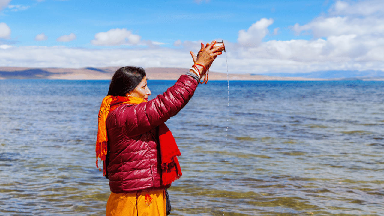 కైలాస పర్వతం సమీపంలో ఉన్న మానసరోవర సరస్సు హిందూ మతం, బౌద్ధమతం, జైన మతం, బోన్ మతం అనుచరులకు అత్యంత పవిత్రమైన ప్రదేశం. ఈ సరస్సులోని నీరు అమృతంతో సమానంగా పరిగణించబడుతుంది. ఈ సరోవరంలోని నీటిలో స్నానం చేయడం వల్ల ప్రజలకు అనేక ముఖ్యమైన ఆధ్యాత్మిక ప్రయోజనాలు లభిస్తాయని నమ్ముతారు. పౌరాణిక, మత విశ్వాసాలలో ప్రస్తావించబడిన మానసరోవర సరస్సు నీటిలో స్నానం చేయడం వల్ల కలిగే ప్రయోజనాలు ఏమిటో తెలుసుకుందాం.. 
