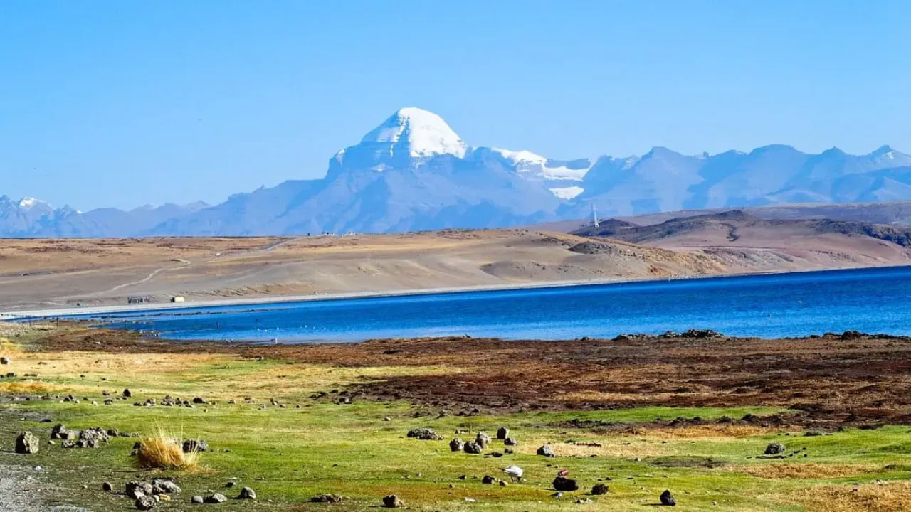  
మోక్షప్రాప్తి: హిందూ మతంలో  మానసరోవర సరస్సు నీటిలో స్నానం చేయడం మోక్ష మార్గంలో (జీవన మరణ చక్రం నుండి విముక్తి) ఒక ముఖ్యమైన అడుగుగా పరిగణించబడుతుంది. ఇది ఒక వ్యక్తిని పునర్జన్మ బంధం నుంచి విముక్తి చేయడంలో సహాయపడుతుంది. మానసరోవరంలో ఒకసారి స్నానం చేసినా.. ఆ వ్యక్తికీ చెందిన ఏడు తరాలకు విముక్తిని ఇస్తుందని శివ పురాణంలో ప్రస్తావించబడింది.
