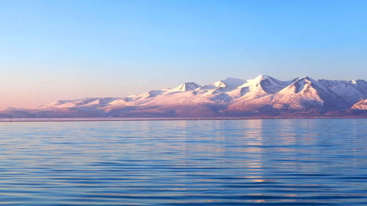 దేవుడి ఆశీర్వాదం, ఆరోగ్యం: బ్రహ్మ ముహూర్త సమయంలో దేవీ దేవతలు స్వయంగా ఈ సరస్సులో స్నానం చేయడానికి వస్తారని నమ్ముతారు. ఈ నీటిలో స్నానం చేయడం వల్ల దేవుడి ఆశీస్సులు లభిస్తాయి. కొన్ని నమ్మకాల ప్రకారం మానససరోవర సరస్సు నీటిని తాగడం వల్ల ఒక వ్యక్తి ఆరోగ్యంగా ఉంటాడు. వ్యాధులకు దూరంగా ఉంటాడు. అయితే త్రాగడానికి ఎల్లప్పుడూ స్వచ్ఛమైన, సురక్షితమైన నీటిని ఉపయోగించాలి. మానససరోవర పవిత్ర జలంలో స్నానం చేయడం వల్ల శరీరం , మనస్సు నుంచి ప్రతికూల శక్తులు తొలగిపోతాయి. సానుకూల శక్తి ప్రసారం అవుతుంది.
