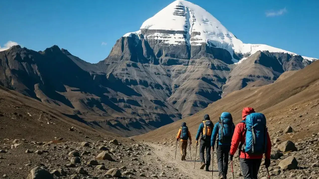  
అయితే 2018 నుంచి చైనా ప్రభుత్వం మానసరోవర సరస్సులో నేరుగా స్నానం చేయడాన్ని నిషేధించింది. సరస్సు  పవిత్రత, పర్యావరణ సమతుల్యతను కాపాడటానికి అలాగే ప్రయాణికుల భద్రత కోసం ఈ నిషేధం విధించబడింది. ఎందుకంటే ఈ సరస్సులోని నీరు చాలా చల్లగా ఉంటుంది. దీంతో నేరుగా సరస్సులోకి దిగి స్నానం చేయడం వలన ఆరోగ్యానికి హాని కలుగుతుంది. అయినప్పటికీ భక్తులు ఈ సరస్సులోని నీటిని స్నానం చేసే అవకాశం ఉంది. ఇప్పటికీ బకెట్లతో సరస్సు నీటిని భక్తులు స్నానం  చేసేందుకు ఇస్తారు. ఈ నీటితో సరస్సులోకి దిగకుండానే స్నానం చేయడానికి ఉపయోగించుకోవచ్చు. లేదా శుద్ధి చేయడానికి ఉపయోగించవచ్చు. అందువల్ల ఈ నీటిని ఉపయోగించడం వల్ల ఆధ్యాత్మిక ప్రయోజనాలను ఇప్పటికీ పొందవచ్చు.

