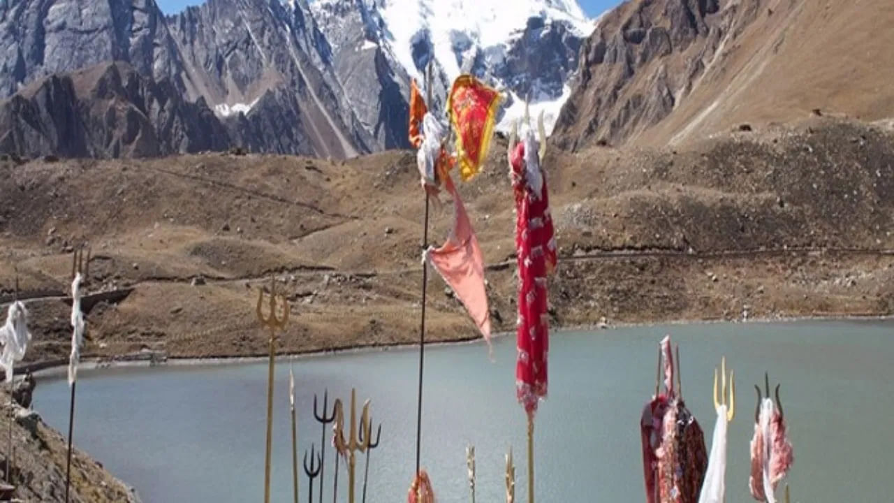 
పాప నాశనం , శుద్ధి: మానస సరోవరంలోని పవిత్ర జలంలో స్నానం చేయడం ద్వారా ఒక వ్యక్తి చేసిన జన్మ జన్మల పాపాలు తొలగిపోతాయని, అతను తెలిసి లేదా తెలియకుండా చేసిన అన్ని తప్పు పనుల నుంచి విముక్తి పొందుతాడని నమ్ముతారు. ఈ స్నానం శరీరం , ఆత్మ రెండింటినీ శుద్ధి చేస్తుంది, దీని కారణంగా ఒక వ్యక్తి ఆధ్యాత్మిక స్వచ్ఛతను అనుభవిస్తాడు.
