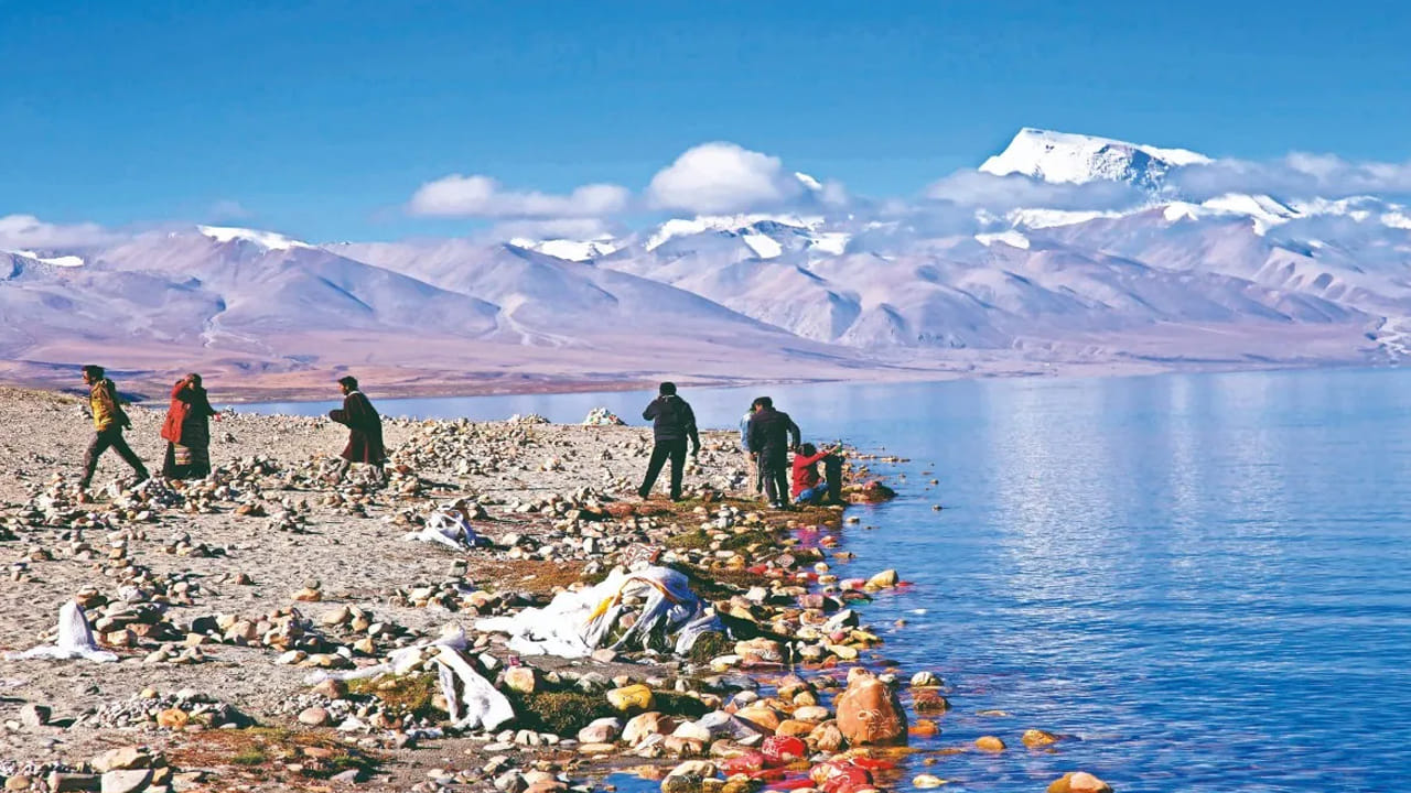 కైలాస మానస సరోవర యాత్రకి వెళ్లాలనుకునే యాత్రికులు విదేశాంగ మంత్రిత్వ శాఖలో నమోదు చేసుకోవాలి. ఎత్తైన ప్రదేశాల పరిస్థితులకు భౌతికంగా సిద్ధం కావాలి. యాత్ర సమయంలో చెల్లుబాటు అయ్యే ID, పర్మిట్లు వంటి అవసరమైన పత్రాలను తీసుకెళ్లాలి. 