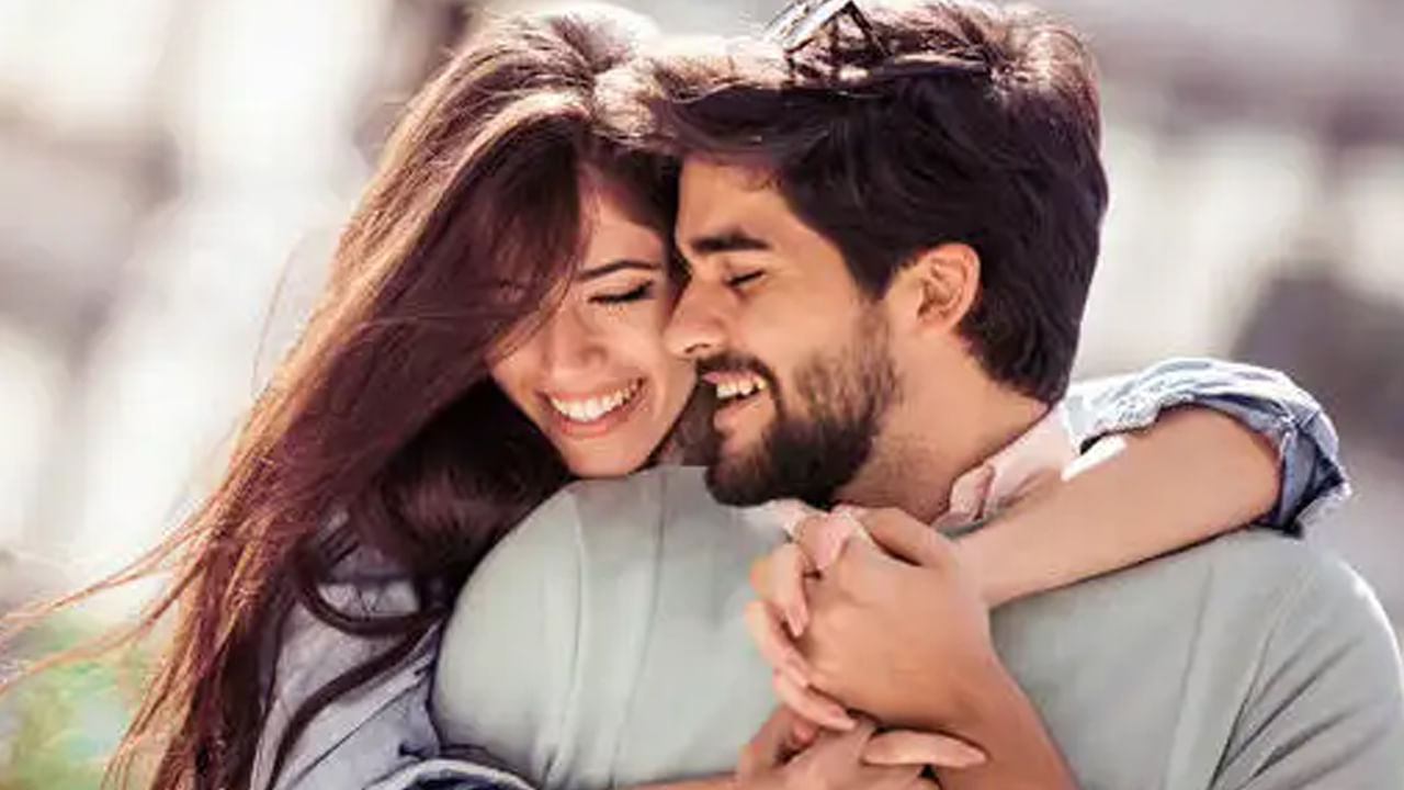 హిందూ సాంప్రదాయంలో అనేక నియమాలు ఉంటాయి. వాటిని ఎప్పుడూ విస్మరించకూడదు అంటారు. ముఖ్యంగా భర్త భార్య కాళ్లను తాకకూడదు అంటారు. కాగా, భర్త భార్య కాళ్లను ఎందుకు తాకకూడదు? తాకితే ఏమౌతుందో ఇప్పుడు వివరంగా తెలుసుకుందాం.