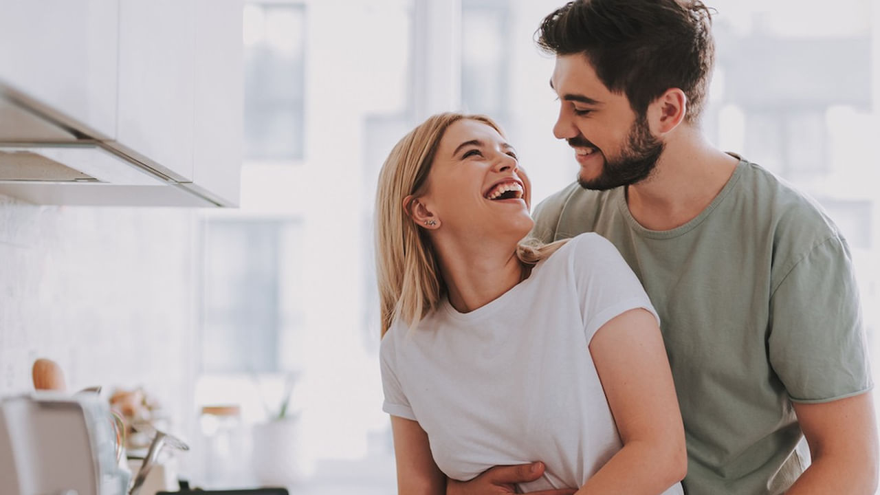 వివాహం జరిగిన తర్వాత భార్య తప్పకుండా భర్త కాళ్లకు నమస్కరించాలి. దీని వలన ఆమెకు అదృష్టం కలిసి వస్తుంది. అంతే కాకుండా సౌభాగ్యవతిగా ఉంటుంది అంటుంటారు. అంతేకాకుండా భార్య కంటే భర్త పెద్దవాడు కాబట్టి పెద్దవారి ఆశీర్వాదం తీసుకోవడం చాలా మంచిదని చెప్తారు. అదే విధంగా ఎట్టిపరిస్థితుల్లో భర్త భార్య కాళ్లు తాకకూడదు అంటారు.