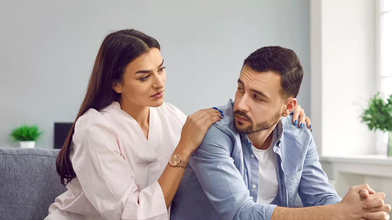 ఎందుకంటే? భర్త భార్యకంటే చాలా పెద్దవాడు కాబట్టి. కానీ కొన్ని సార్లు భర్త భార్య పాదాన్ని తాకడంలో తప్పులేదంట. ఎందుకంటే? ఇద్దరి మధ్య మంచి బంధం ఉండి, భర్త తన అహాన్ని విడిచి పెట్టి భార్య పాదాన్ని తాకడం వలన అది తన భార్య పట్ల ఎక్కువ బాధ్యతను చూపిస్తున్నట్లేనంట. అంతే కాకుండా తన భాగస్వామిపై ఆ కూడా ఆ వ్యక్తికి ఎనలేని ప్రేమ ఉన్నట్లు అర్థం అంట.