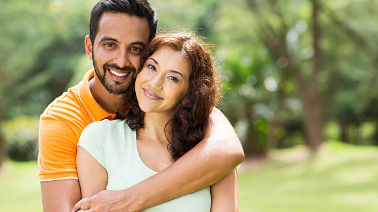 అంతే కాకుండా భర్త తన భార్యకాళ్లను తాకడం వలన అది భాగస్వామిపై ప్రేమనే కాకుండా, దీని వలన అనేక ప్రయోజనాలు కూడా ఉన్నాయంట. కాగా, భర్త భార్య కాళ్లను తాకడం వలన కలిగే ప్రయోజనాలు చూద్దాం.. భర్త భార్య కాళ్లను తాకడం అనేది మంచిదంట. జీవితంలో ఉన్నత స్థానానికి వెళ్లాలి అనుకునే వ్యక్తులు లేదా, రోజూ ఆనందకరమైన జీవితాన్ని కోరుకునే వారు ప్రతి రోజూ ఉదయం తన భార్య పాదాలను తాకడం చాలా మంచిదంట.