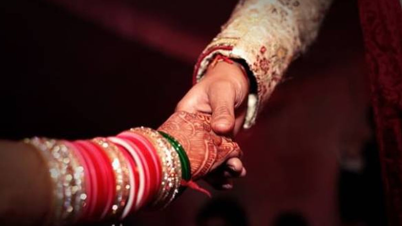 దీని వలన లక్ష్మీదేవి అనుగ్రహం కలగడమే కాకుండా, ఇంట్లో సంపద, ఆనందం వ్రేయస్సు కలుగుతుందని చెబుతున్నారు పండితులు. అలాగే వీరి జీవితంలో దు:ఖానికి చోటు ఉండదంట. ఎందుకంటే వీరు చాలా ఆనందకరమైన జీవితాన్ని గడుపుతారంట. అలాగే, హిందూ మతం ప్రకారం, భర్త తన భార్య పాదాలను మాత్రమే కాకుండా, ఆమె అరచేతులను కూడా తాకాలి. ఇది వారి అదృష్టాన్ని పెంచుతుందని చెబుతున్నారు పండితులు.