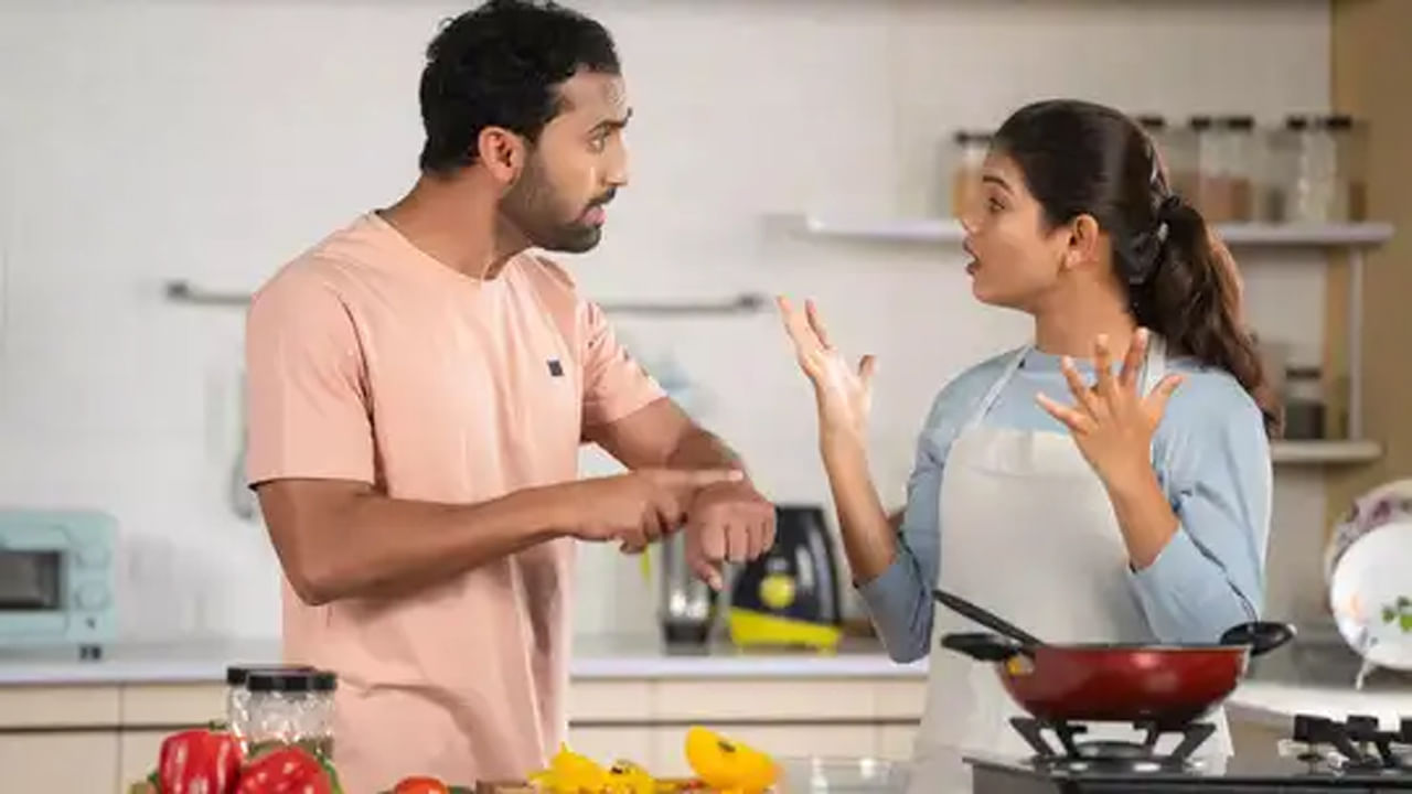 అతి కోపం,మొండితనం : భార్య భర్తల మధ్య సంబంధం విచ్ఛిన్నం కావడానికి కోపం, మొడితనం ఒక కారణం కావచ్చు అంటున్నారు నిపుణులు. భార్య లేదా భర్త తమ మనసులోని మాటను చెప్పలేక లోపల కోపం ప్రదర్శిస్తూ, మొండితనంగా వ్యవహరించడం ఇద్దరి మధ్య దూరాన్ని పెంచుతుందంట. అలాగే ఒక వ్యక్తి తన భాగస్వామిని పట్టించుకోకుండా, మొడిగా వ్యవహరించడం వలన కూడా బంధంలో చీలిక తీసుకొస్తుంది. అందుకే కోపాన్ని వ్యక్తపరచాలి, భార్య భర్తల మధ్య మొండితనం అస్సలే పనికి రాదు అంటున్నారు నిపుణులు.