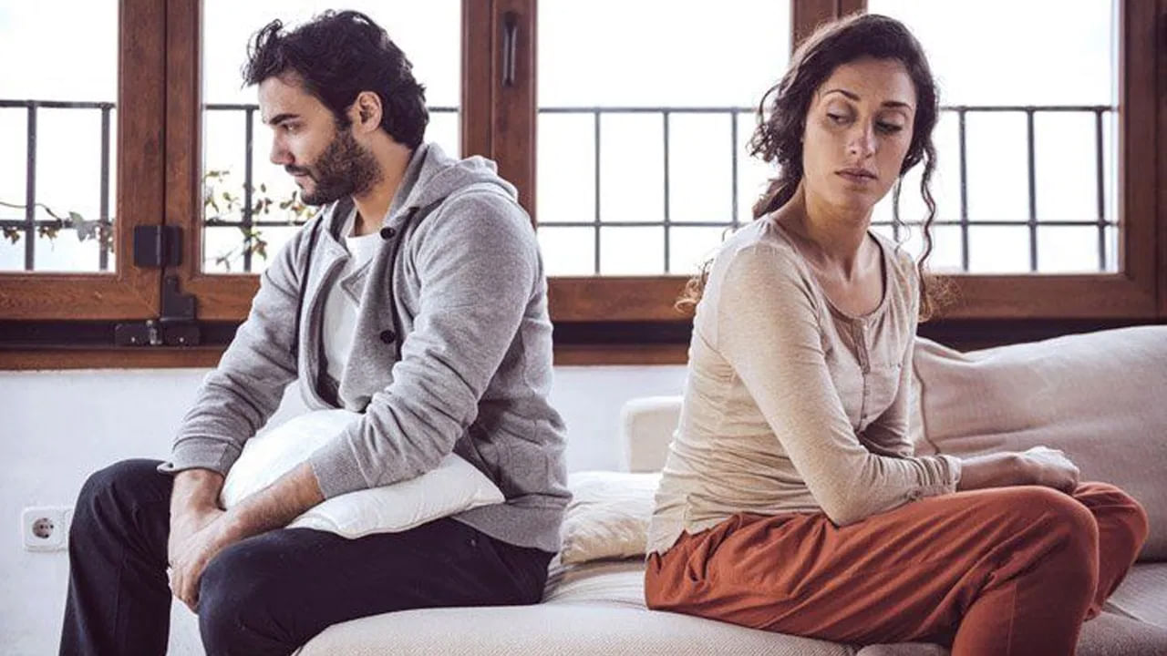 భాగస్వామిని విమర్శించడం : పోలిక అనేది మంచిది కాదు. మీరు మీ భార్యను పదే పదే ఇతరులతో పోల్చడం, వారిని విమర్శించడం ఎగతాళి చేసి మాట్లాడటం, ఇతరుల ముందు తక్కువ చేసి మాట్లాడటం వలన మీ భాగస్వామికి మీపై ఉన్న ప్రేమ, నమ్మకం పూర్తిగా తగ్గిపోతుందంట. దీంతో ఇద్దరి మధ్య దూరం పెరిగి, ఇది విడాకులకు కారణం అయ్యే ఛాన్స్ ఎక్కువగా ఉంటుంది అంటున్నారు నిపుణులు.