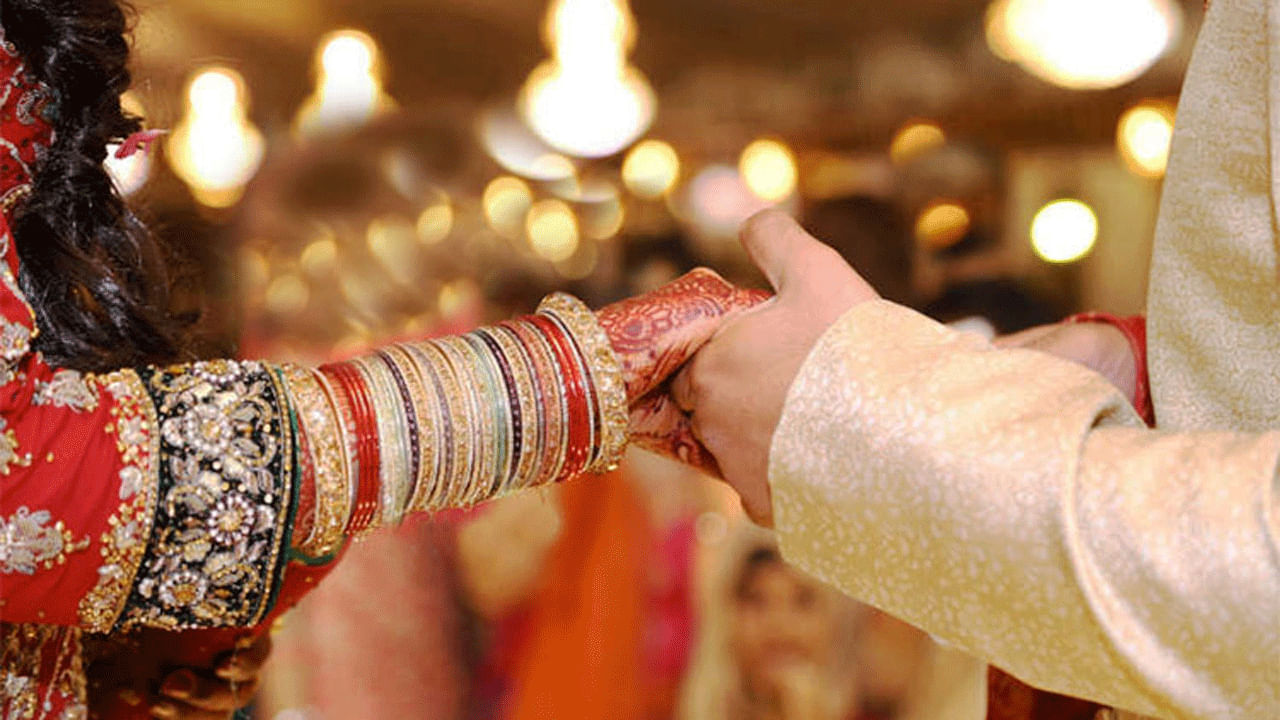 పోలిక : ఎప్పుడూ కూడా మీ భాగస్వామిని ఇతరులతో పోల్చకూడదు. ఎందుకంటే ఇది చాలా తప్పు అంటున్నారు నిపుణులు. దీని వలన బంధం బలహీనపడుతుందంట. అందుకే ఎప్పుడూ కూడా మీ భాగస్వామిని ఇతరులతో పోల్చకుండా,ప్రతి విషయంలోనూ తమకు సపోర్ట్ చేస్తూ సాగిపోవాలంట. దీని వలన ఇద్దరి మధ్య ఎలాంటి బేధాభిప్రాయాలు ఏర్పడవు, బంధం బలంగా ఉంటుంది.