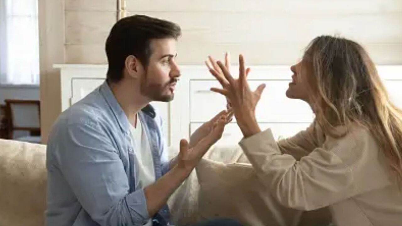 భాగస్వామి మనసు అర్థం చేసుకోకపోవడం : కొంత మంది తమ భాగస్వామి మనసు అర్థం చేసుకోకుండా మాటలతో బాధపెడుతారు. అయితే ఇది అస్సలే మంచిది కాదు అంటున్నారు నిపుణులు. వారికి ఆర్థిక భద్రత ఇవ్వడమే కాదు, వారి భావాలను అర్థం చేసుకొని, వారికి కాస్త సమయం కేటాయించి, వారిలో ఉన్న బాధను తొలిగించాలంట. దీని వలన ఇద్దరి మధ్య బంధం బాగుంటుంది.